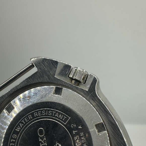 Seiko Black and Silver Diver's Watch - Picture 7 of 8